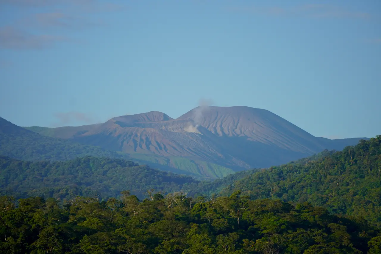 Volcán sobre el bosque del norte de Costa Rica